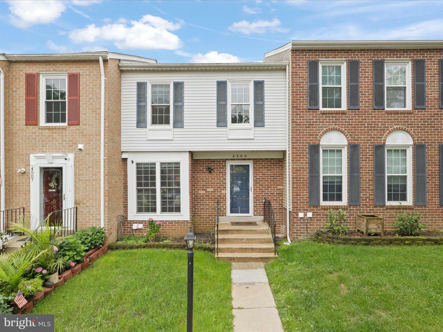 Property Photo: 4509 Canary Court VA 22193