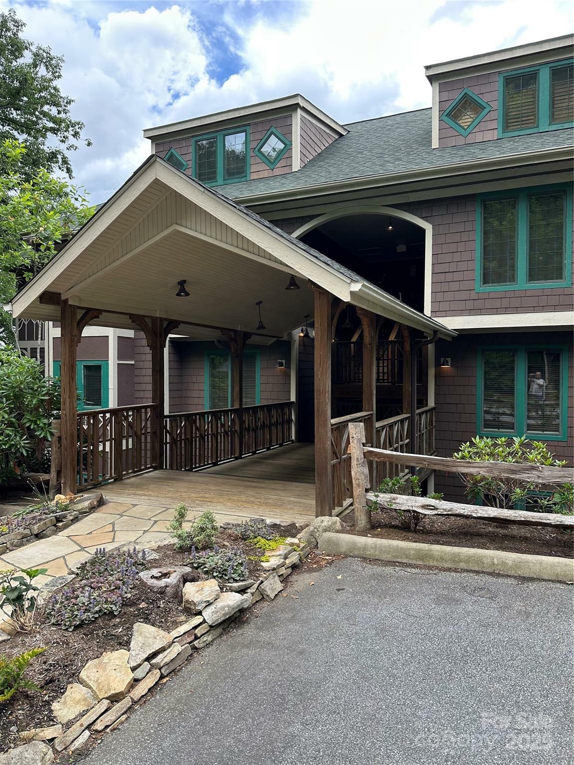 Property Photo: 222 Creekside Way NC 28714