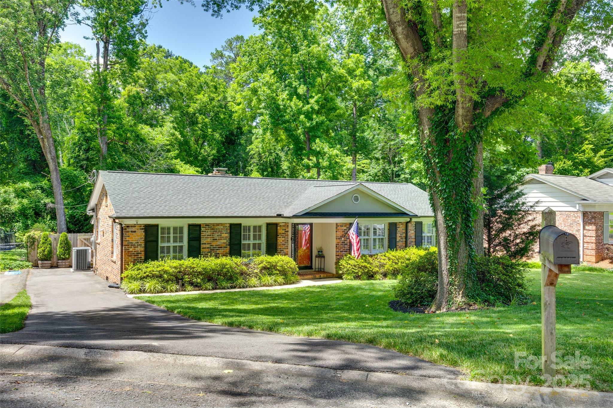 Property Photo: 7026 Tabor Lane NC 28211