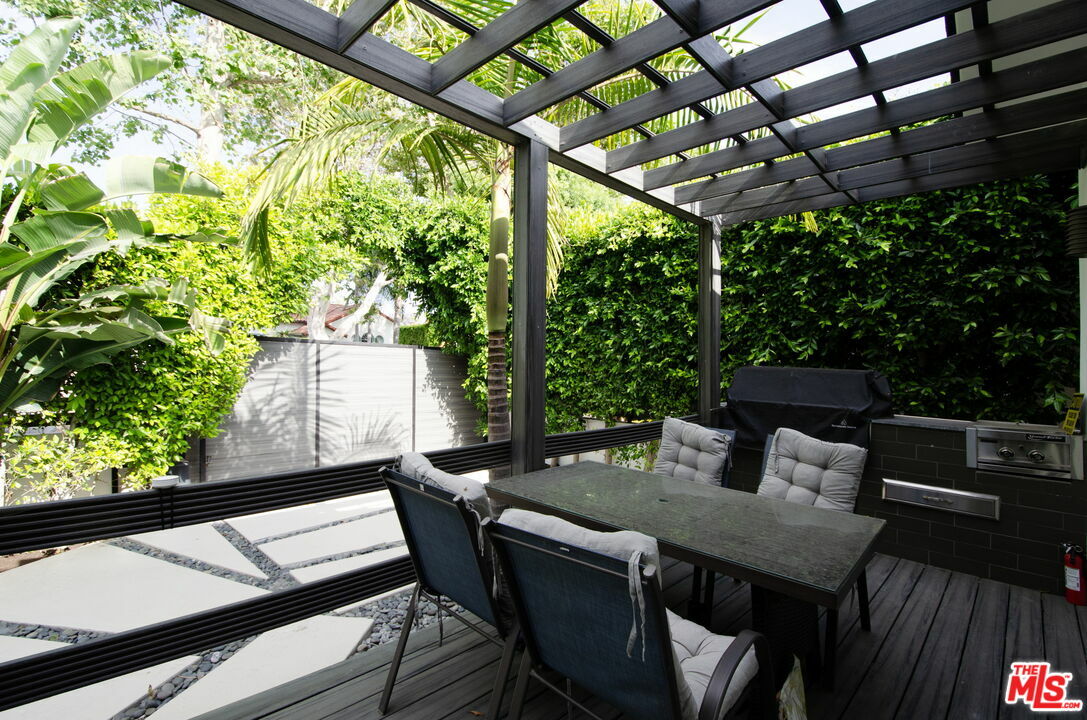 Property Photo: 355 S Sycamore Ave CA 90036