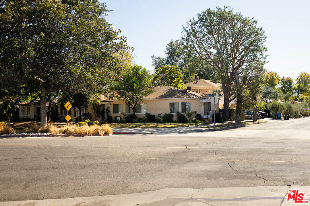 Property Photo: 10454 Moorpark St CA 91602