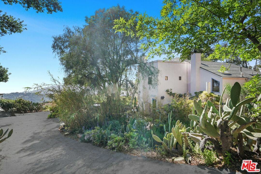 Property Photo: 190 Loma Metisse Rd CA 90265