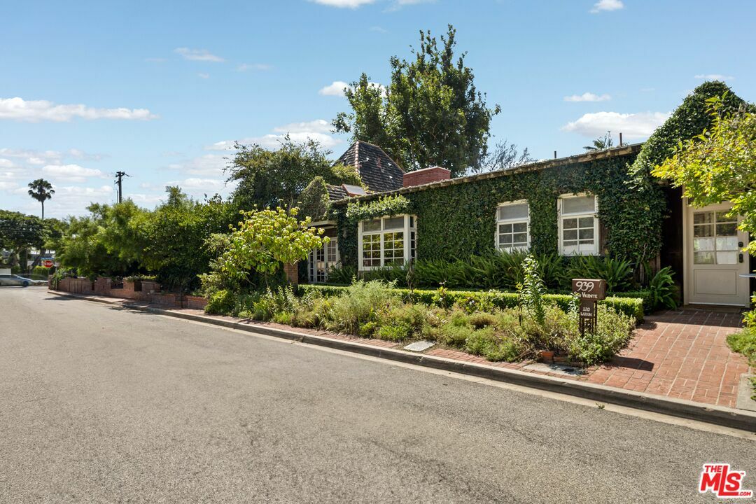 Property Photo: 120 Larkin Pl CA 90402