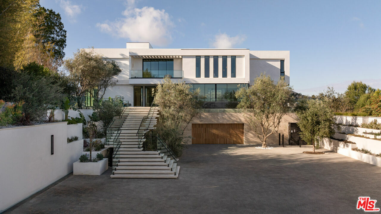 16187 Royal Oak Rd  Encino CA 91436 photo