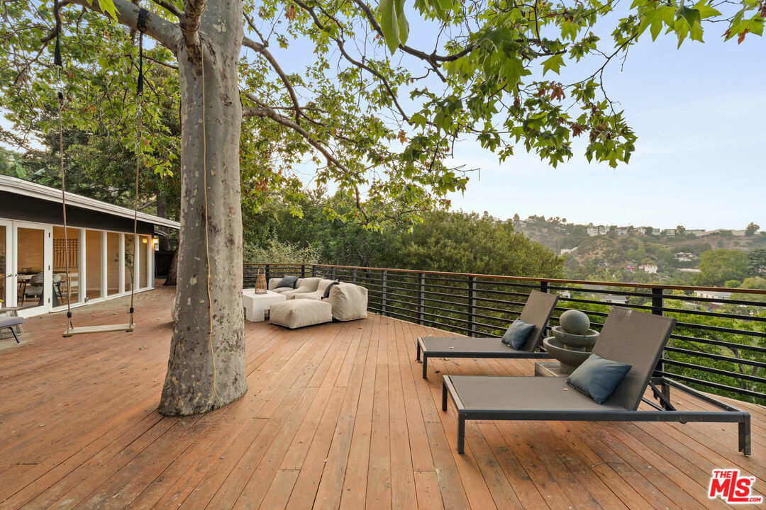 Property Photo: 8490 Cole Crest Dr CA 90046