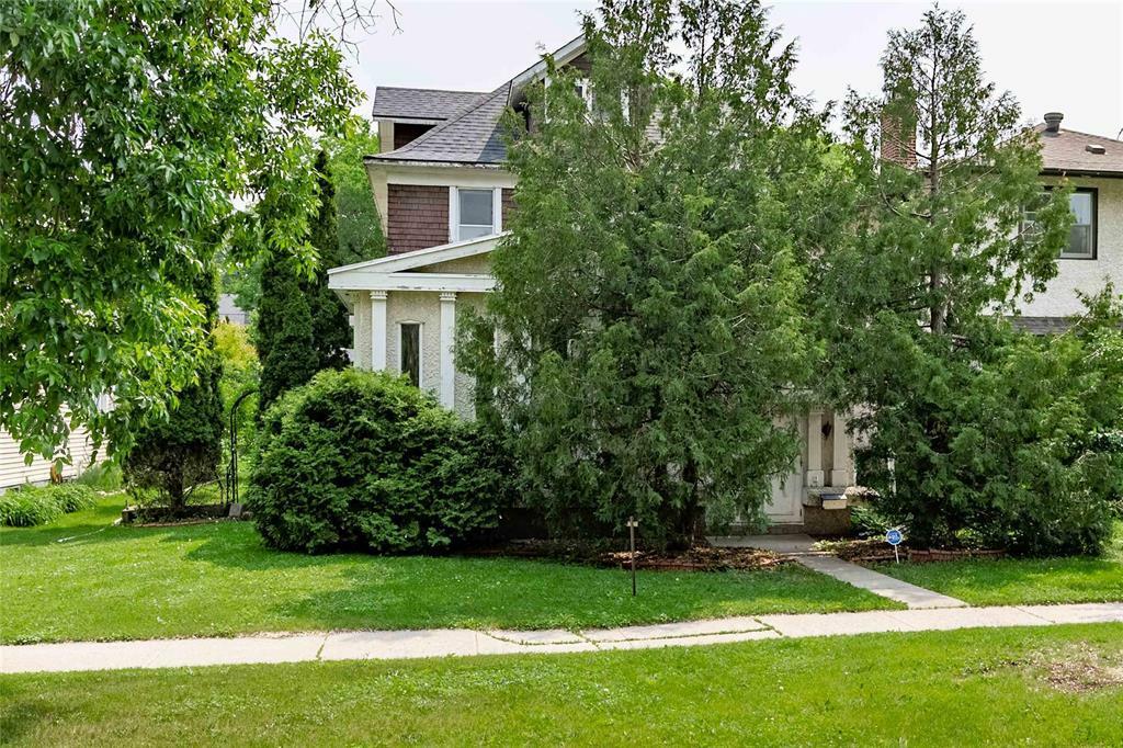 Property Photo: 136 Monck Avenue MB R2H 1X2
