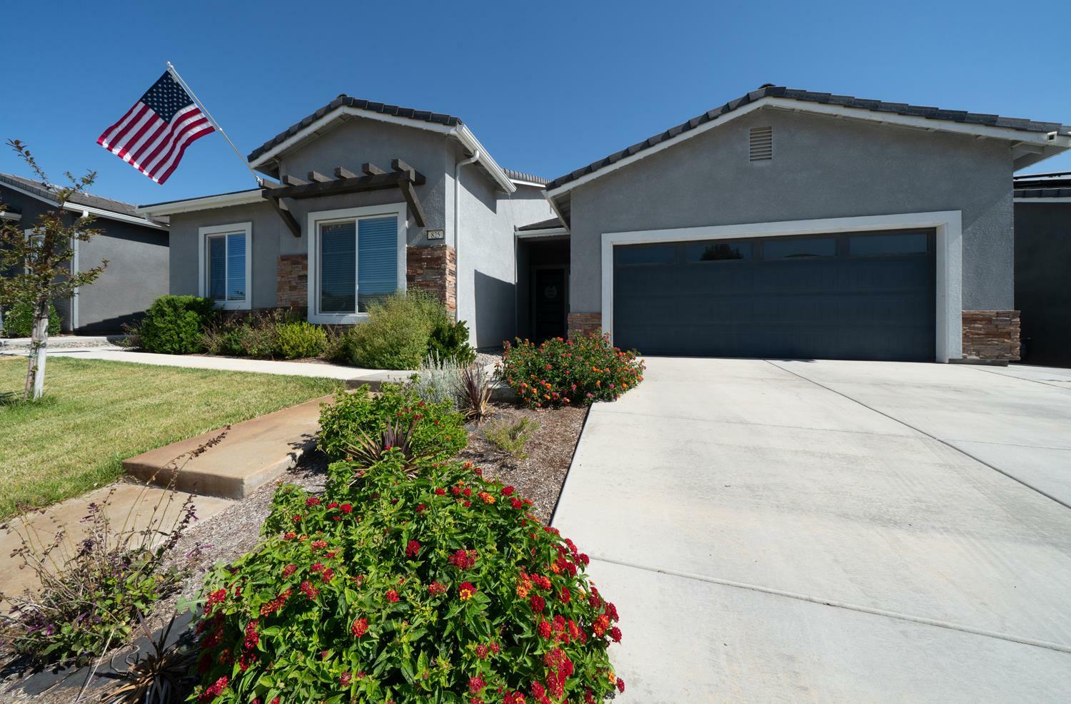 Property Photo: 825 Spring Street W CA 93636