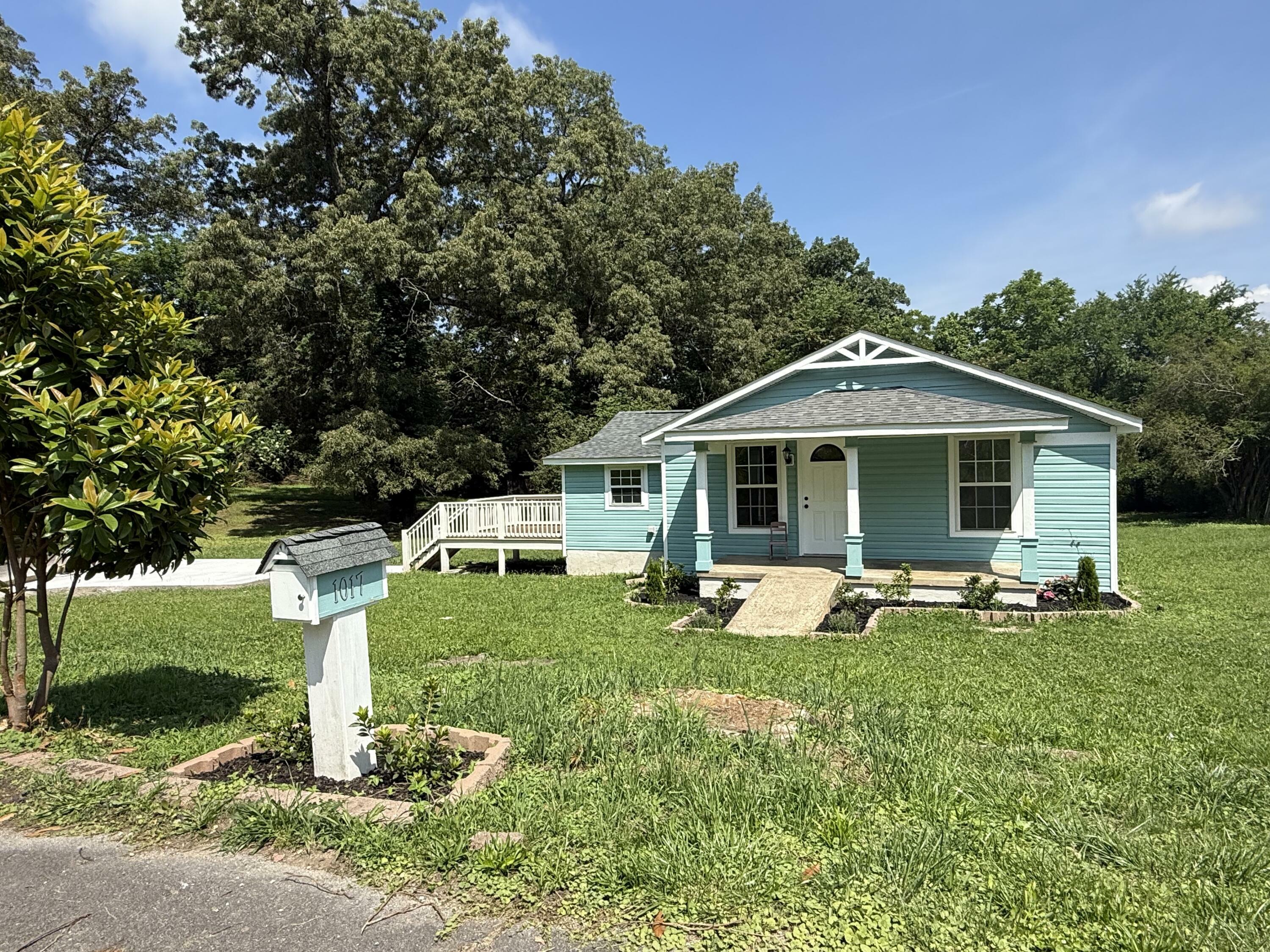 Property Photo: 1017 Broadway Avenue AL 35740