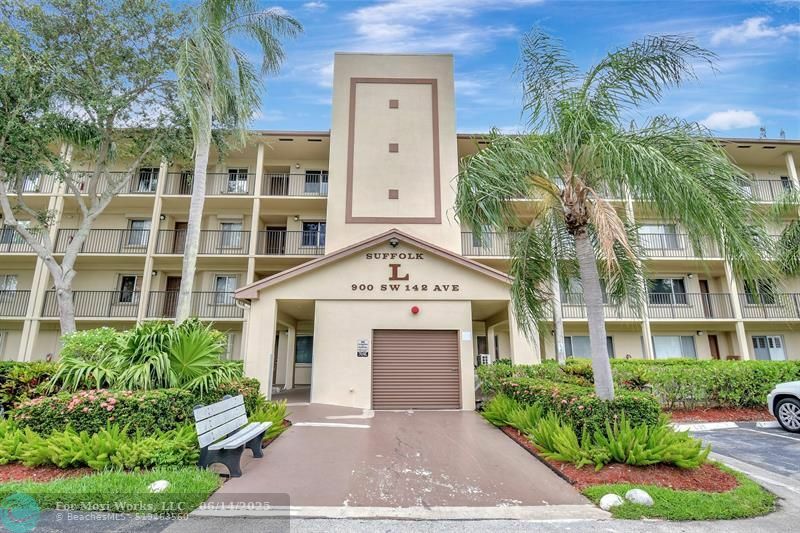 Property Photo: 900 SW 142nd Ave 402 FL 33027