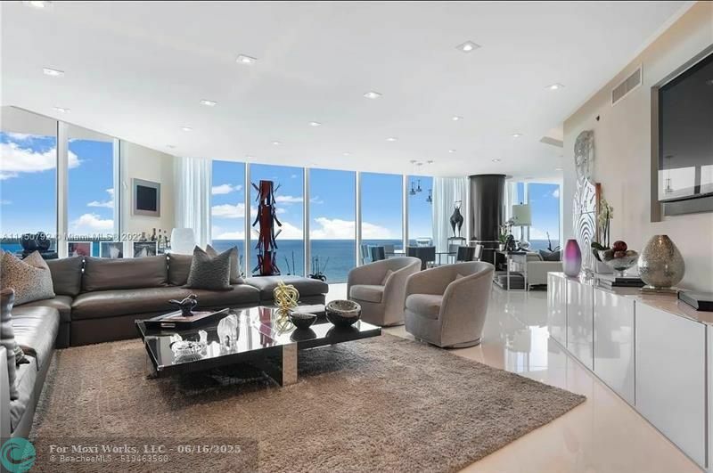 Property Photo: 2711 S Ocean Dr 2902 FL 33019