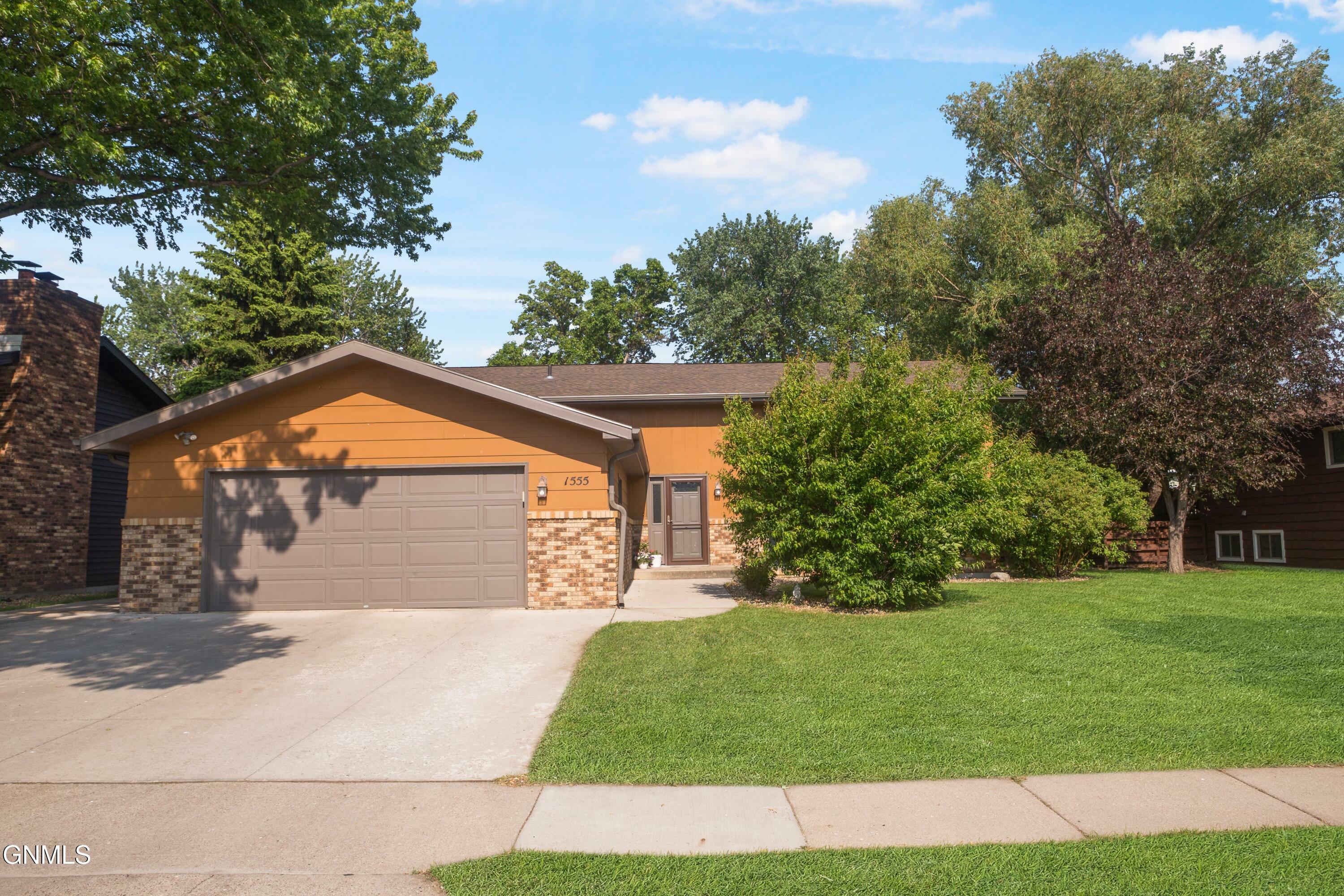 Property Photo:  1555 Wichita Drive  ND 58504 