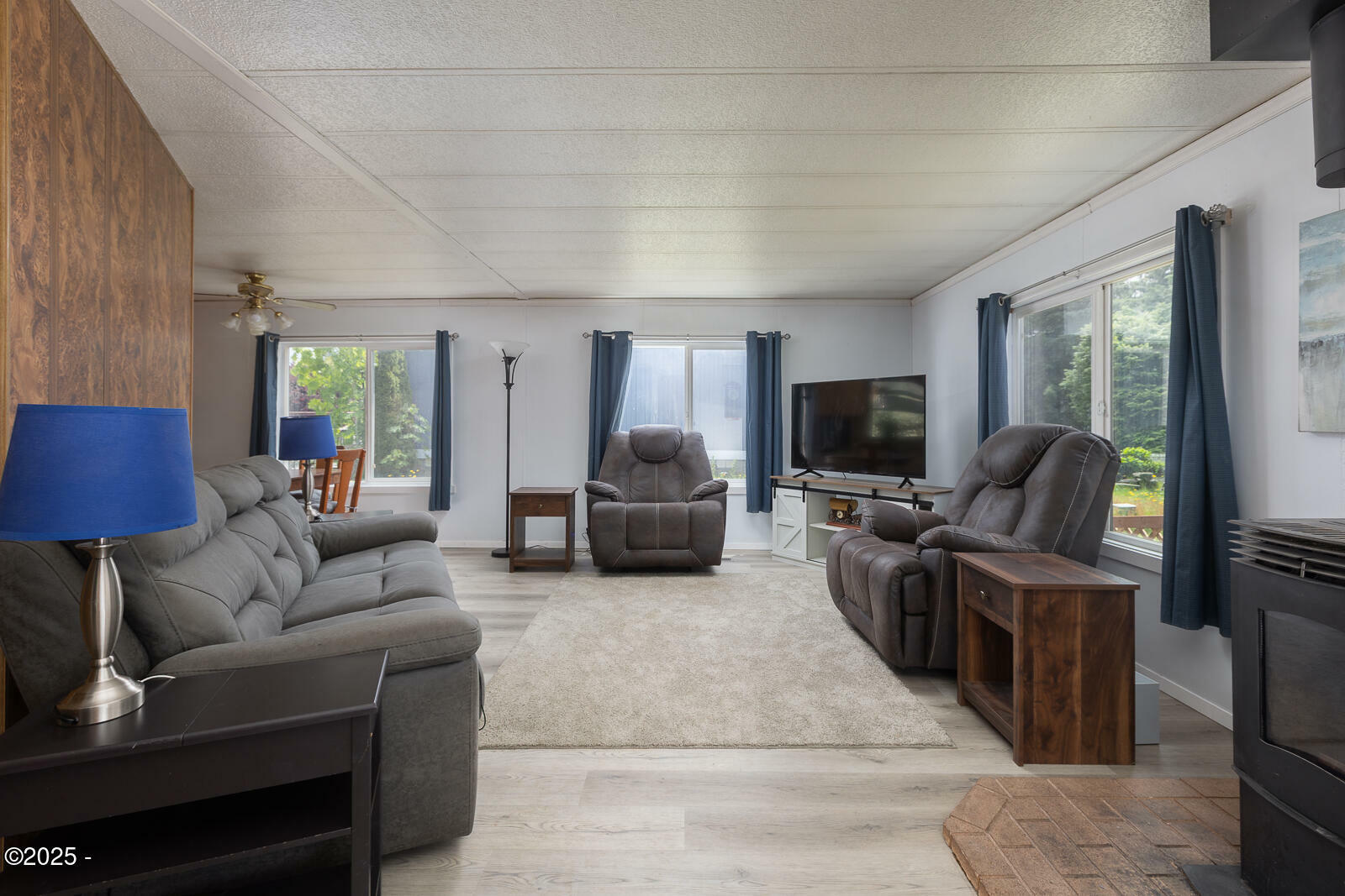 Property Photo: 787 N River Bend Road OR 97368