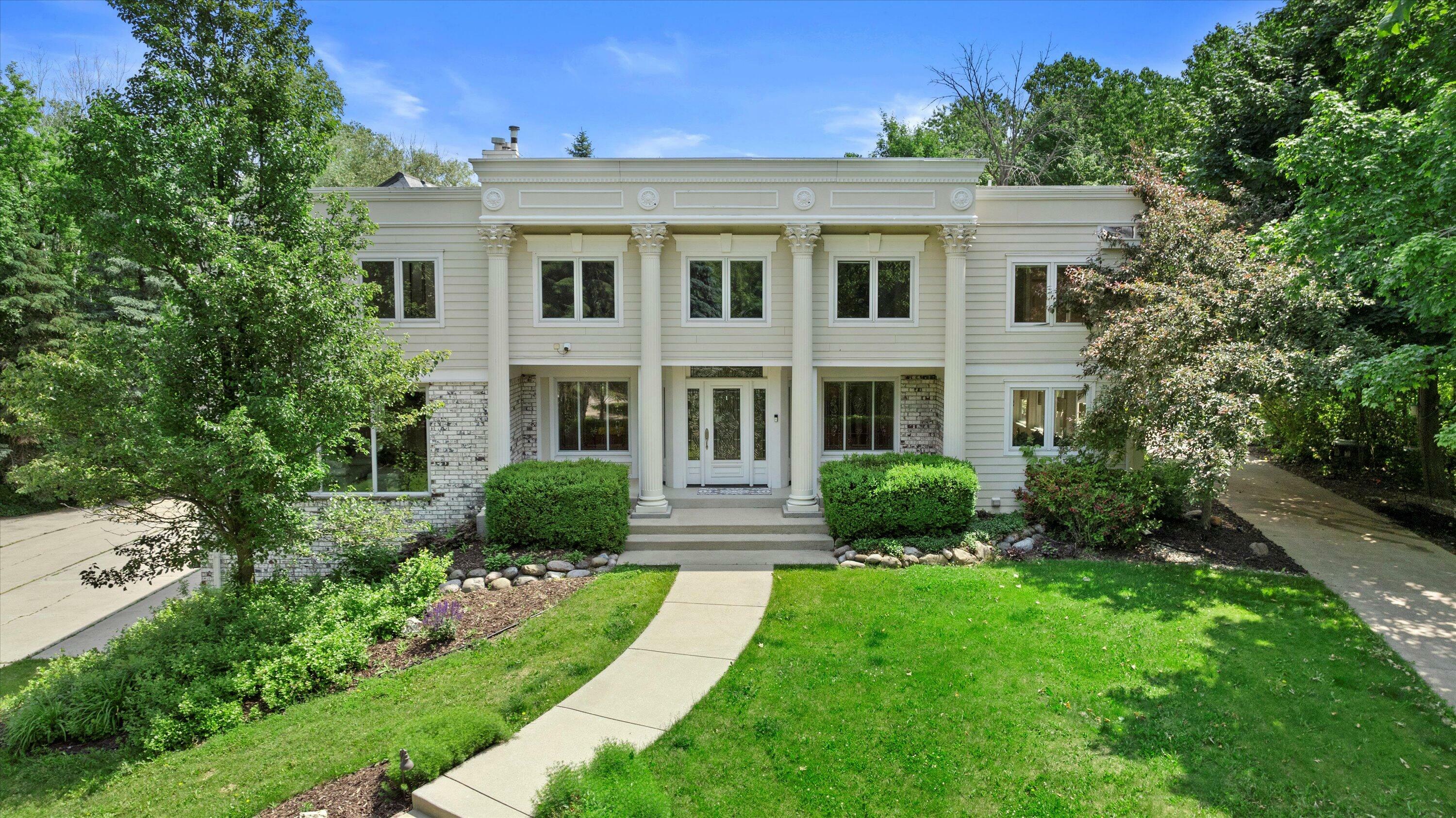 Property Photo:  W222n8208 Plainview Pkwy  WI 53089 