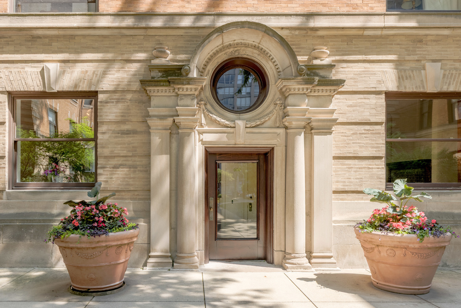 Property Photo: 668 W Irving Park Road H1 IL 60613