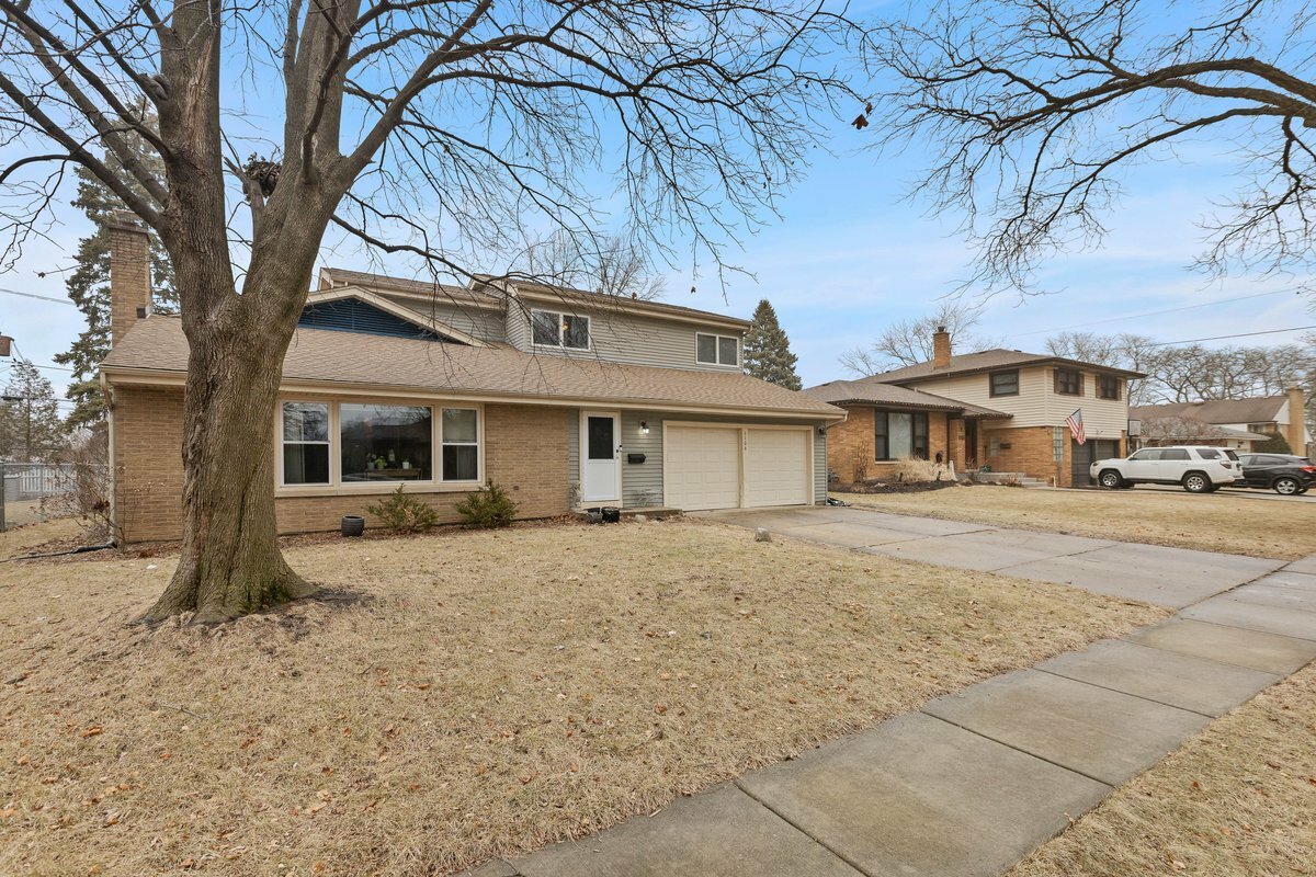 Property Photo: 1106 W Milburn Avenue IL 60056