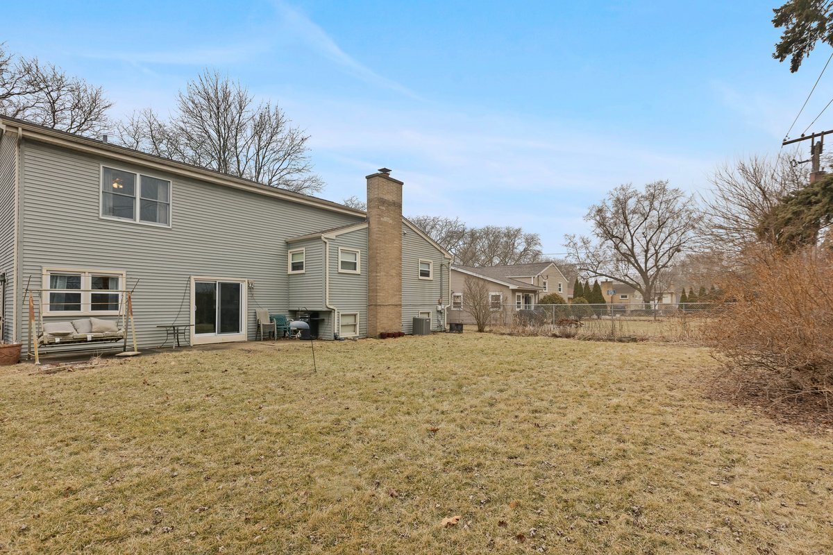 Property Photo: 1106 W Milburn Avenue IL 60056