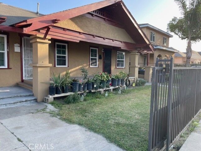 Property Photo:  714 E 2nd Street  CA 92701 
