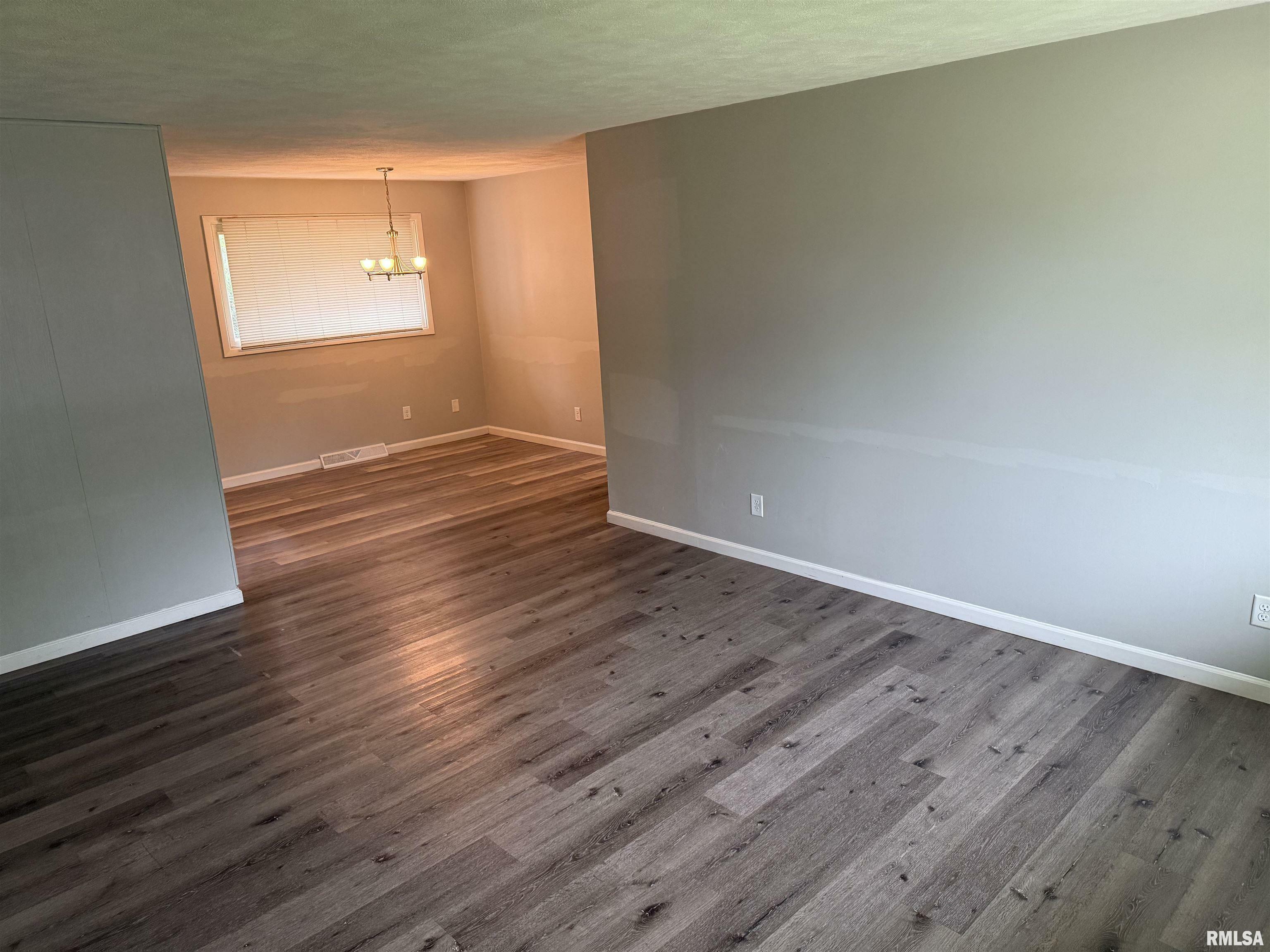 Property Photo: 2624 N Renwood Avenue IL 61604