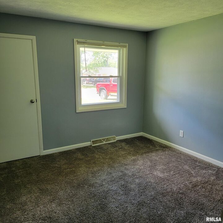 Property Photo: 2624 N Renwood Avenue IL 61604