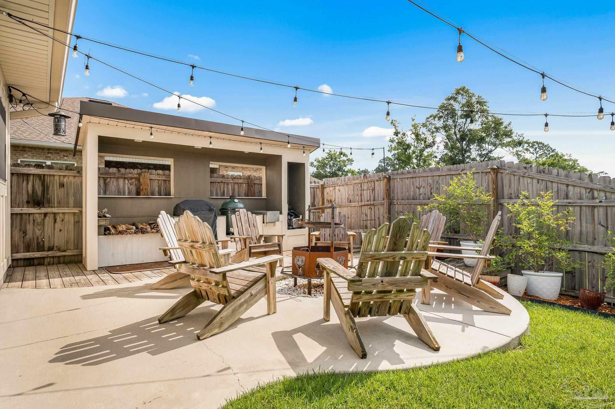 Property Photo: 2394 Bentley Oaks Dr FL 32533