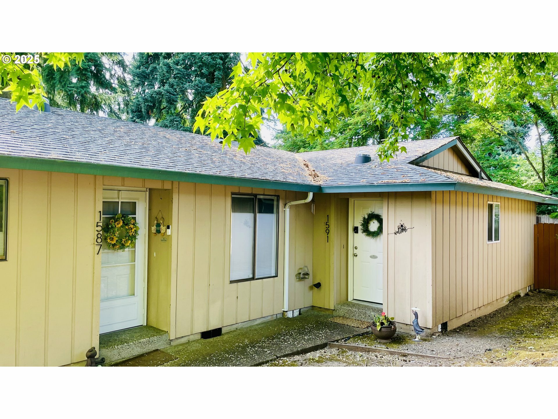 Property Photo: 1587 SE Oak Grove Blvd OR 97267