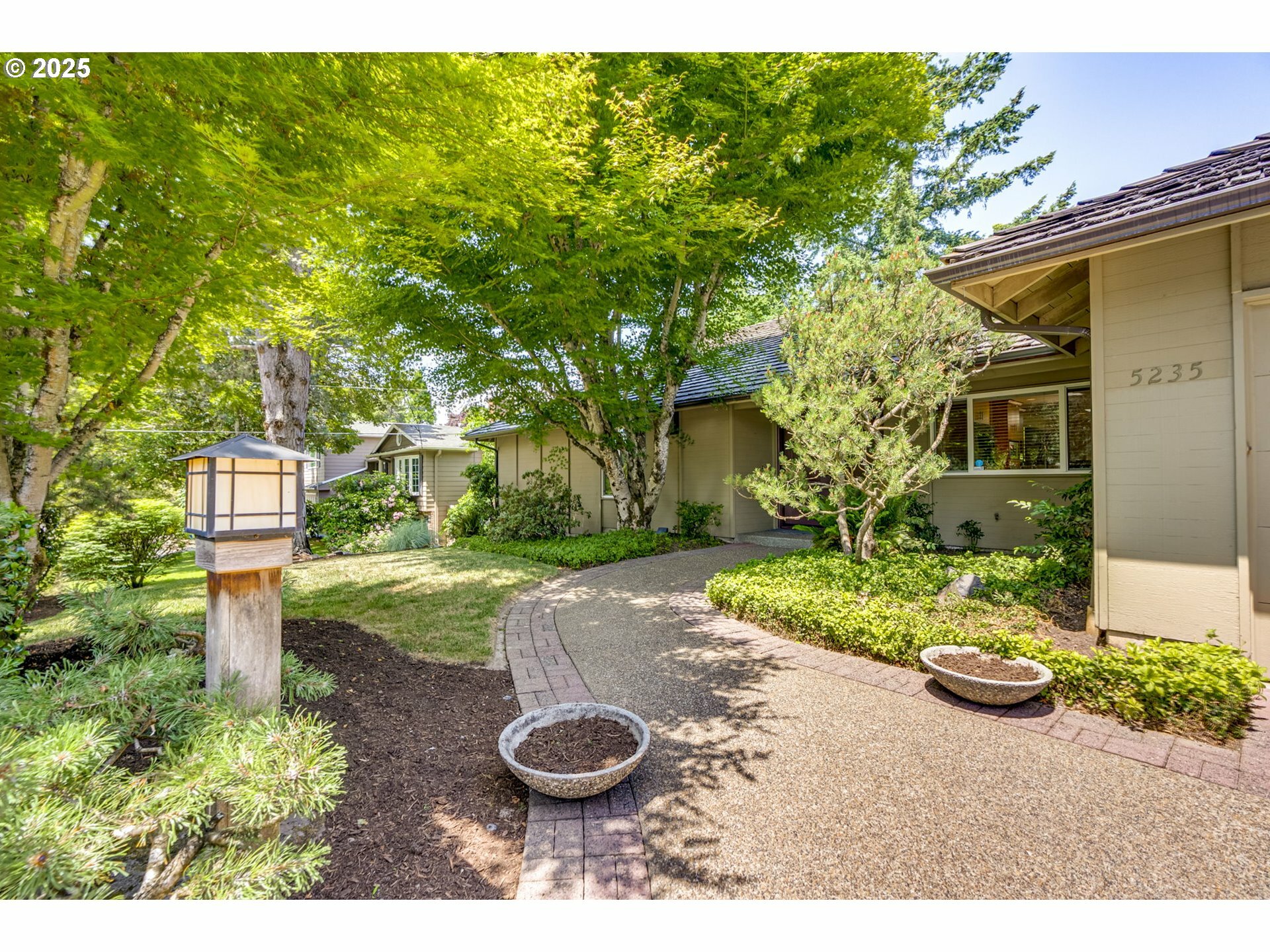 Property Photo:  5235 SW Santa Monica Ct  OR 97221 