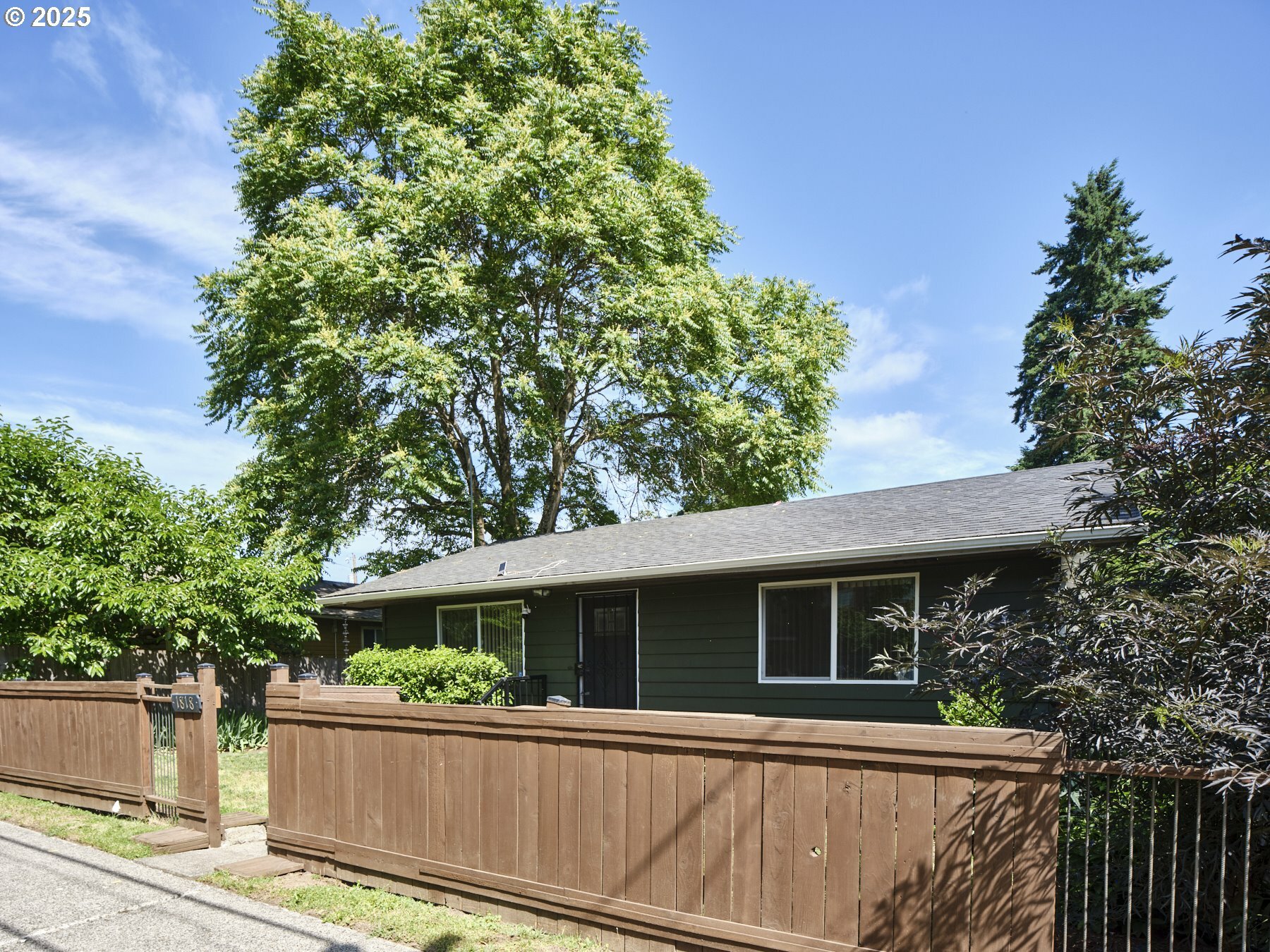 Property Photo: 1818 E 32nd St WA 98663
