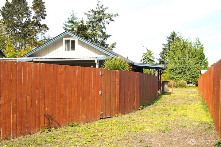Property Photo:  1620 S Ocosta Street  WA 98595 