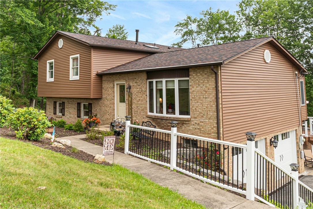 Property Photo: 223 Horseshoe Dr PA 16046
