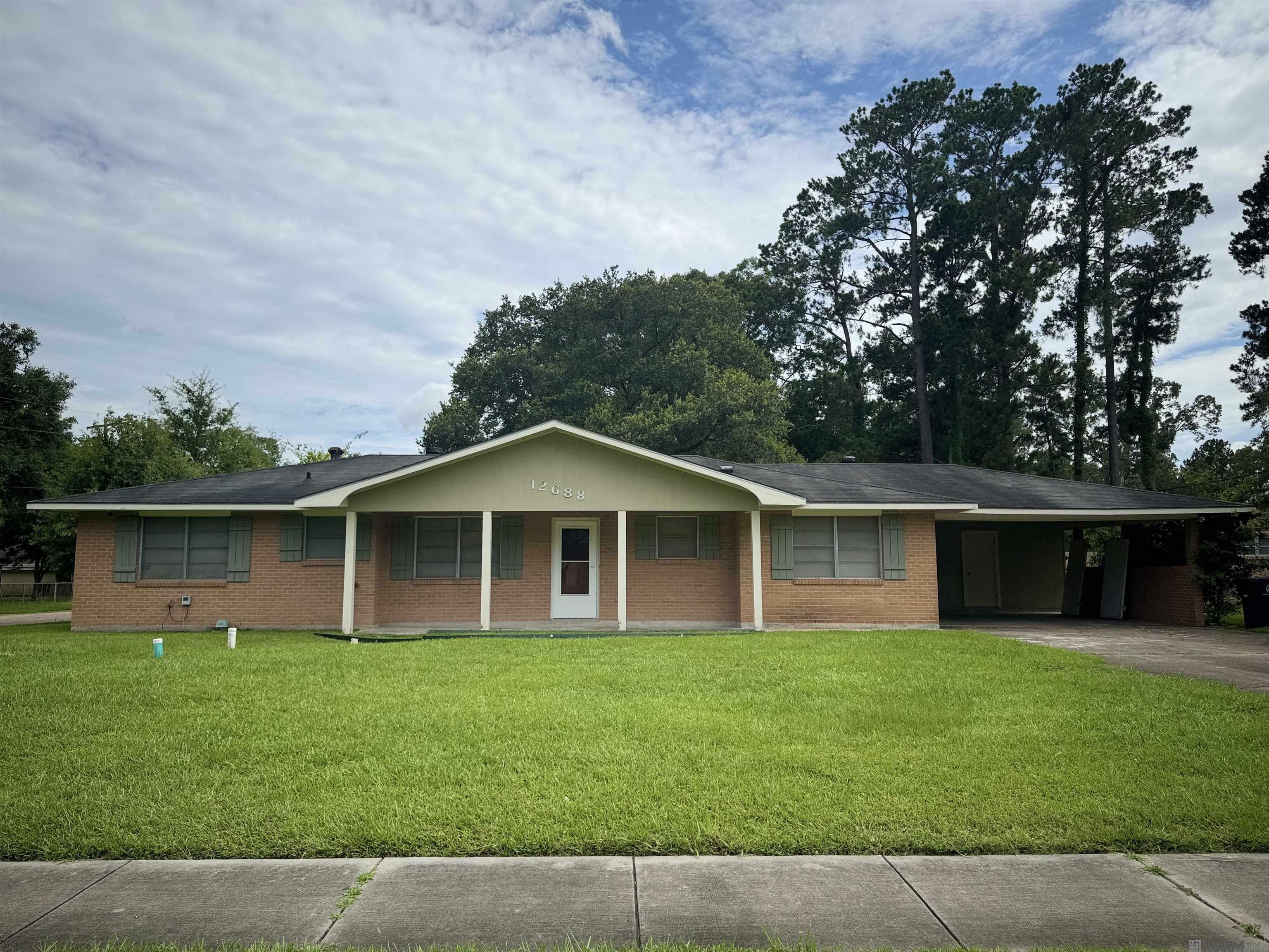 Property Photo: 12688 Castle Hill Dr LA 70814