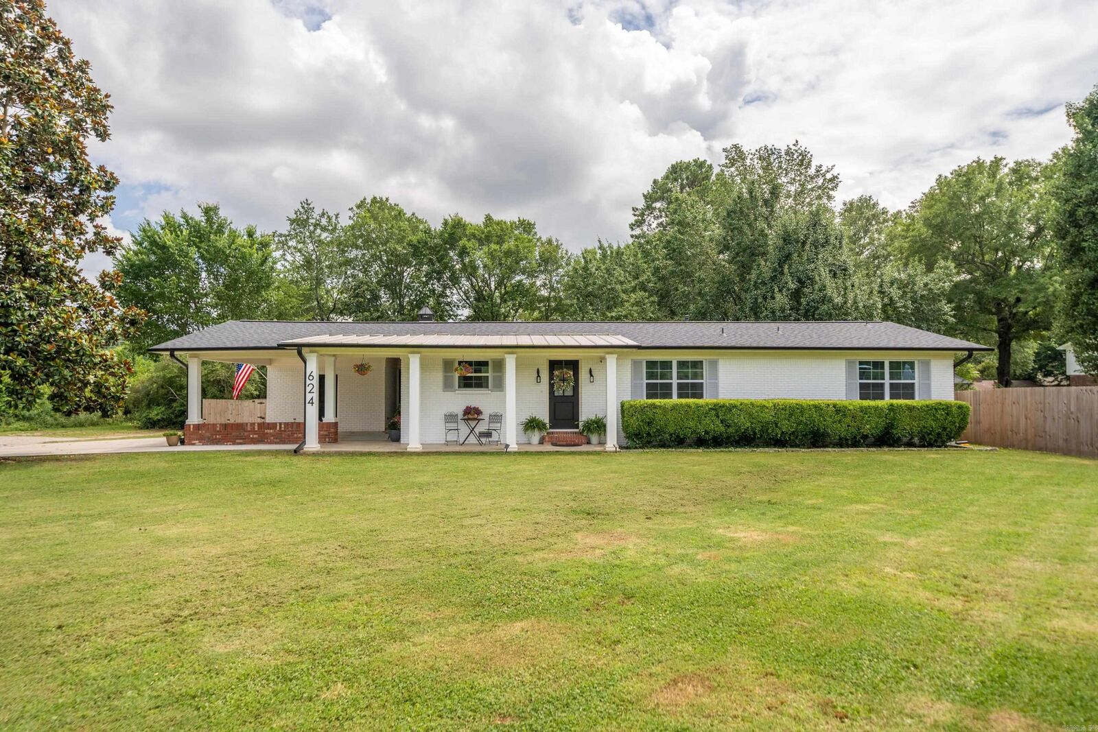 Property Photo:  624 Ridgeway Street  AR 71901 