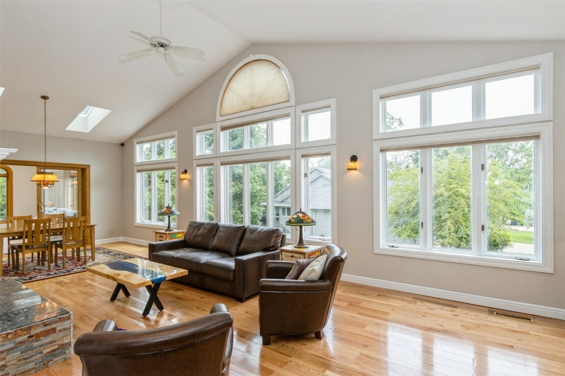 Property Photo: 1916 Oak Knolls Ct SE IA 52403