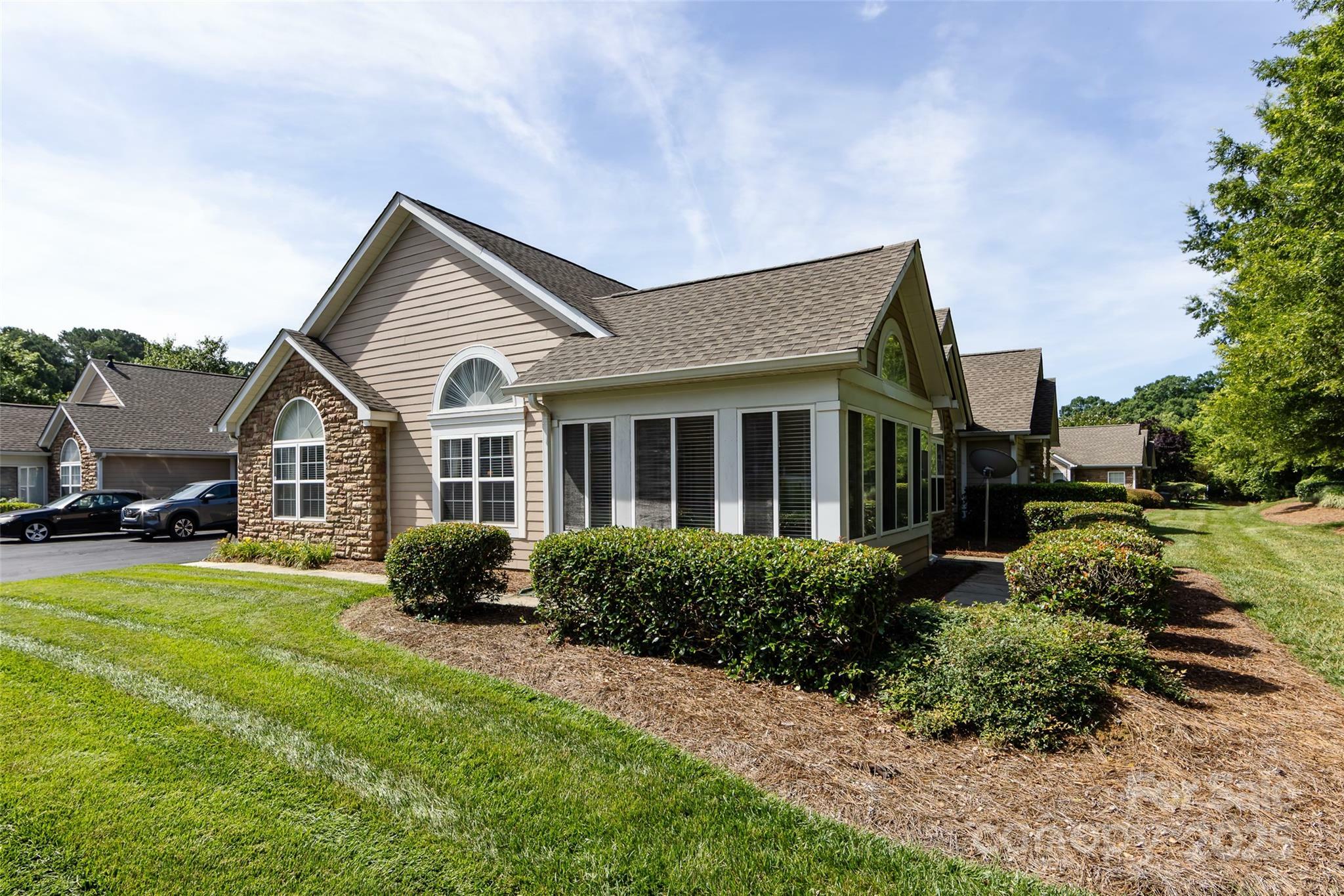 Property Photo: 6811 Ledgestone Place NC 28227