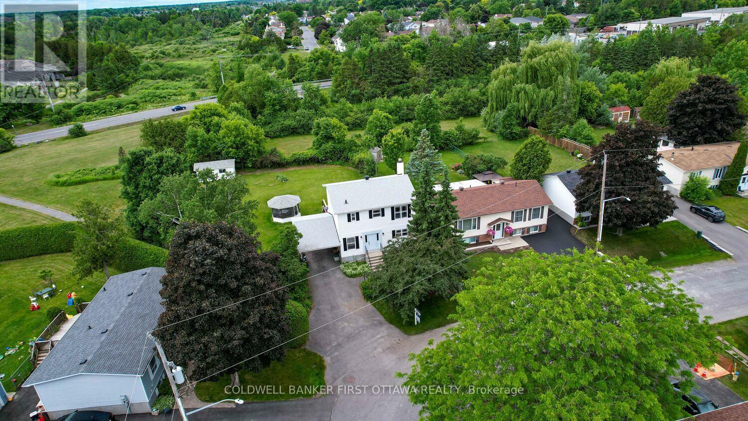 Property Photo: 22 Poole Creek Crescent ON K2S 1G4