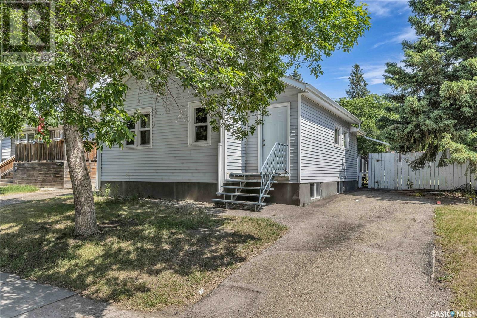 Property Photo: 424 M Avenue N SK S7L 2S6