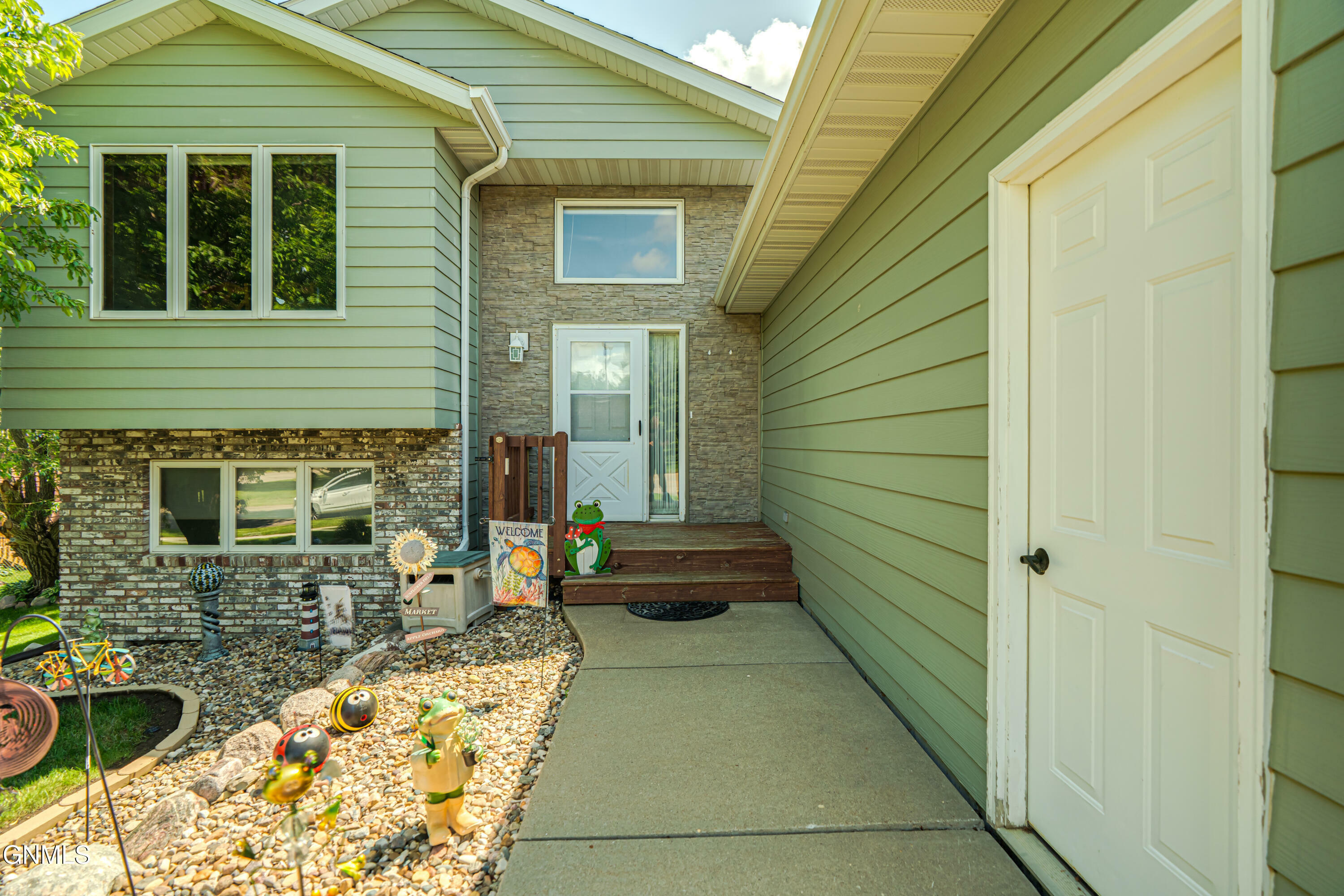 Property Photo: 219 E Calgary Avenue ND 58503