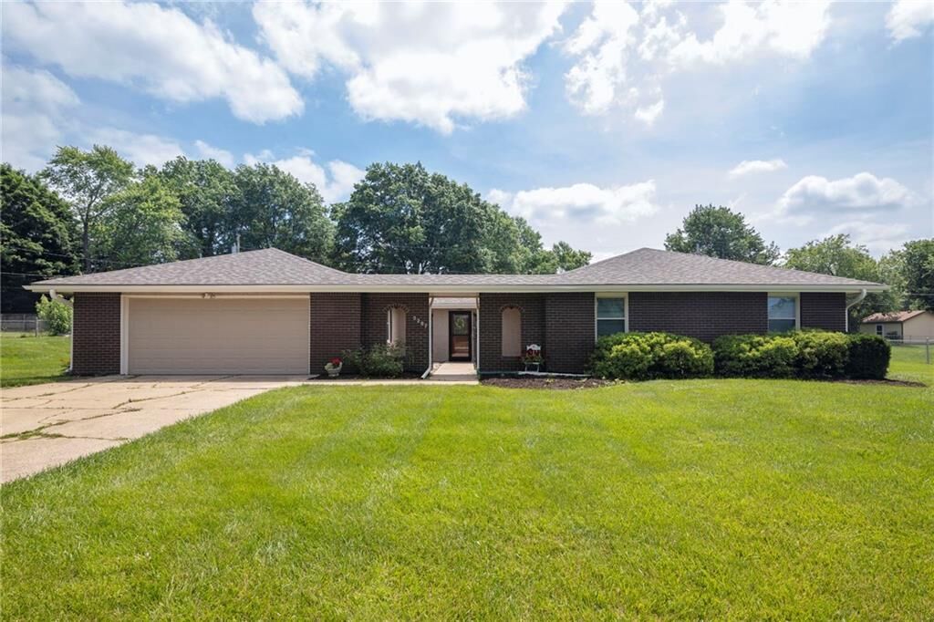 Property Photo: 2207 N 154th Terrace KS 66007
