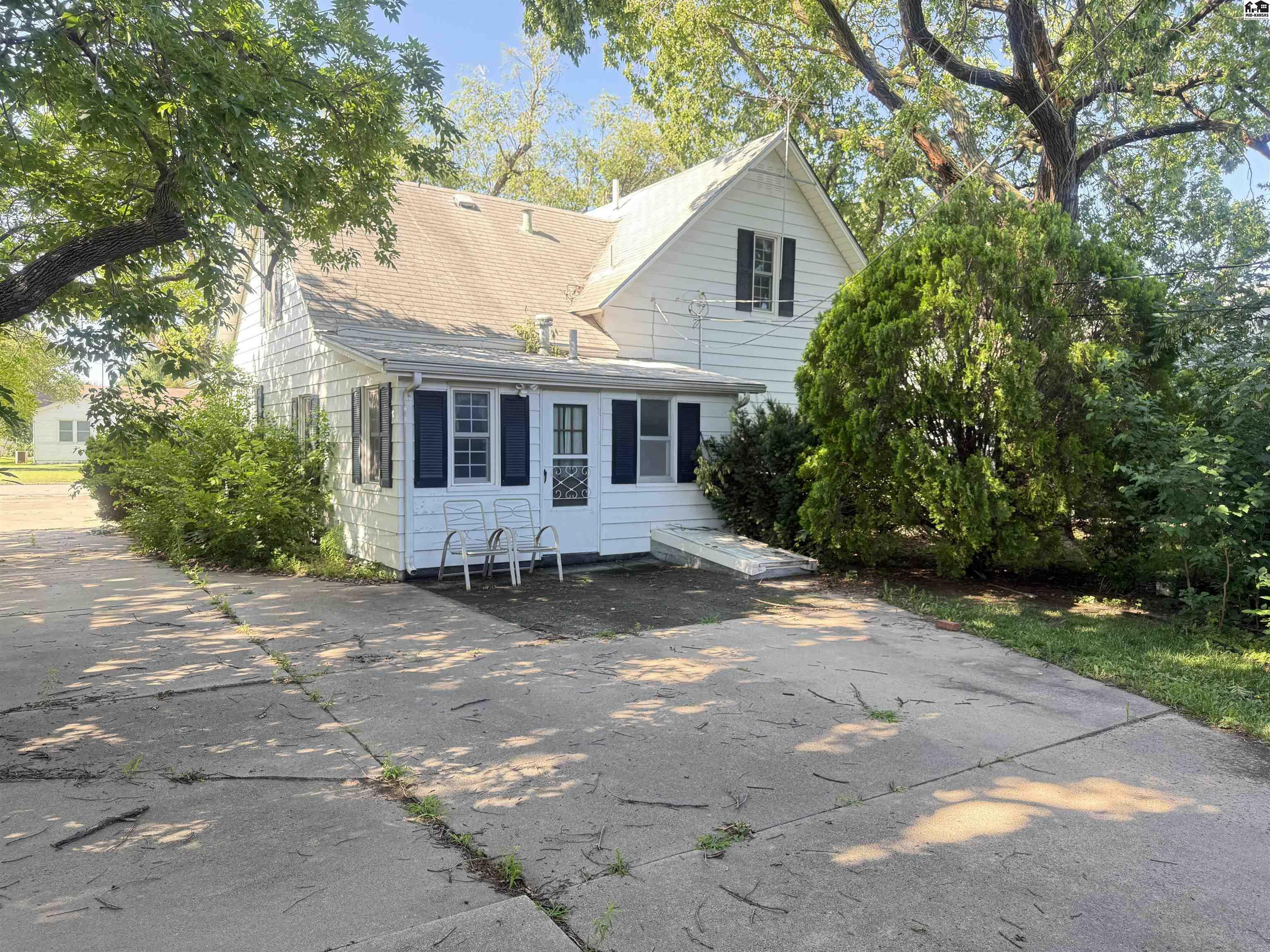 Property Photo: 608 W 12th Ave KS 67501