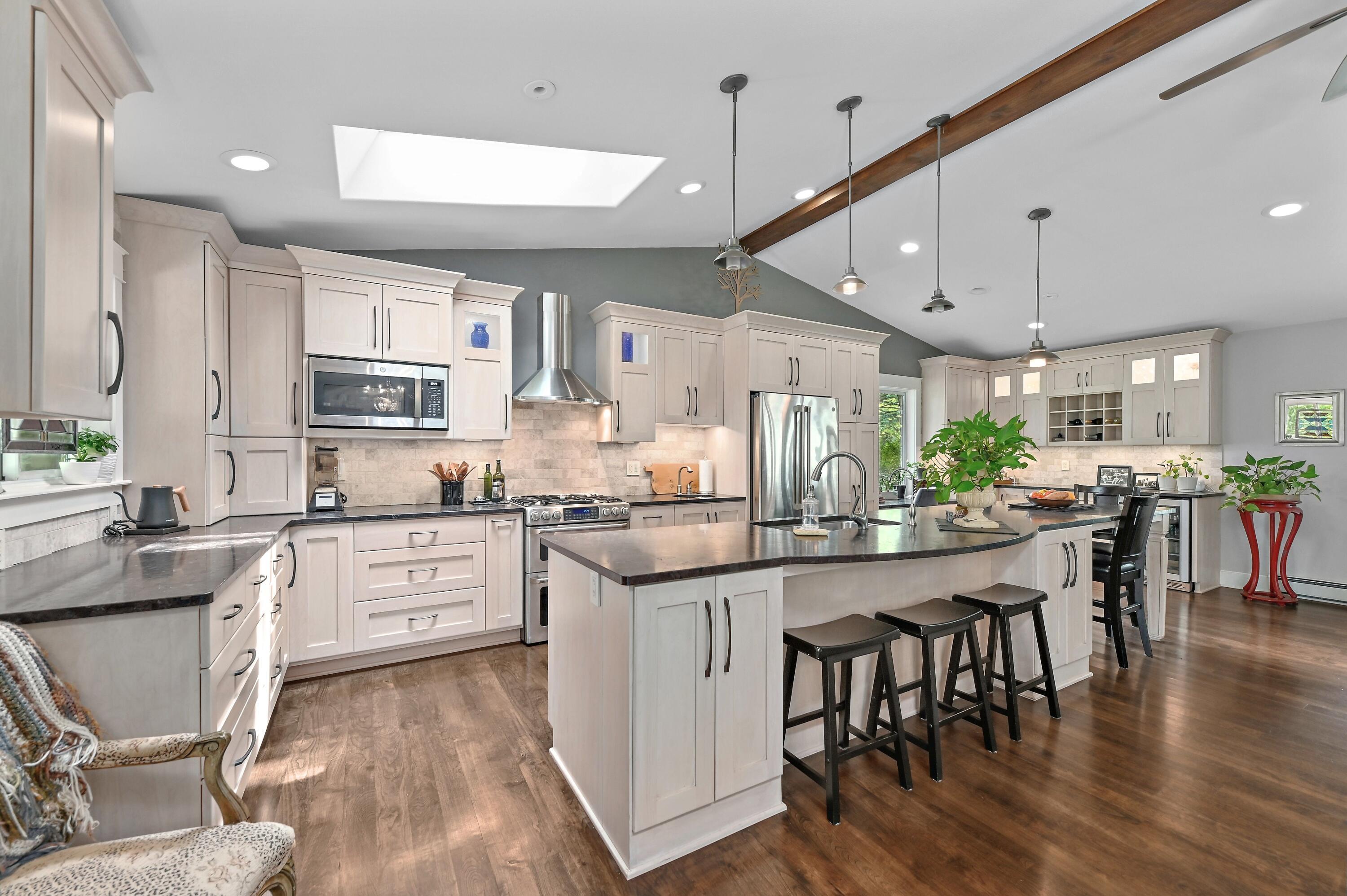 Property Photo:  1335 Pineview Ct  WI 53045 