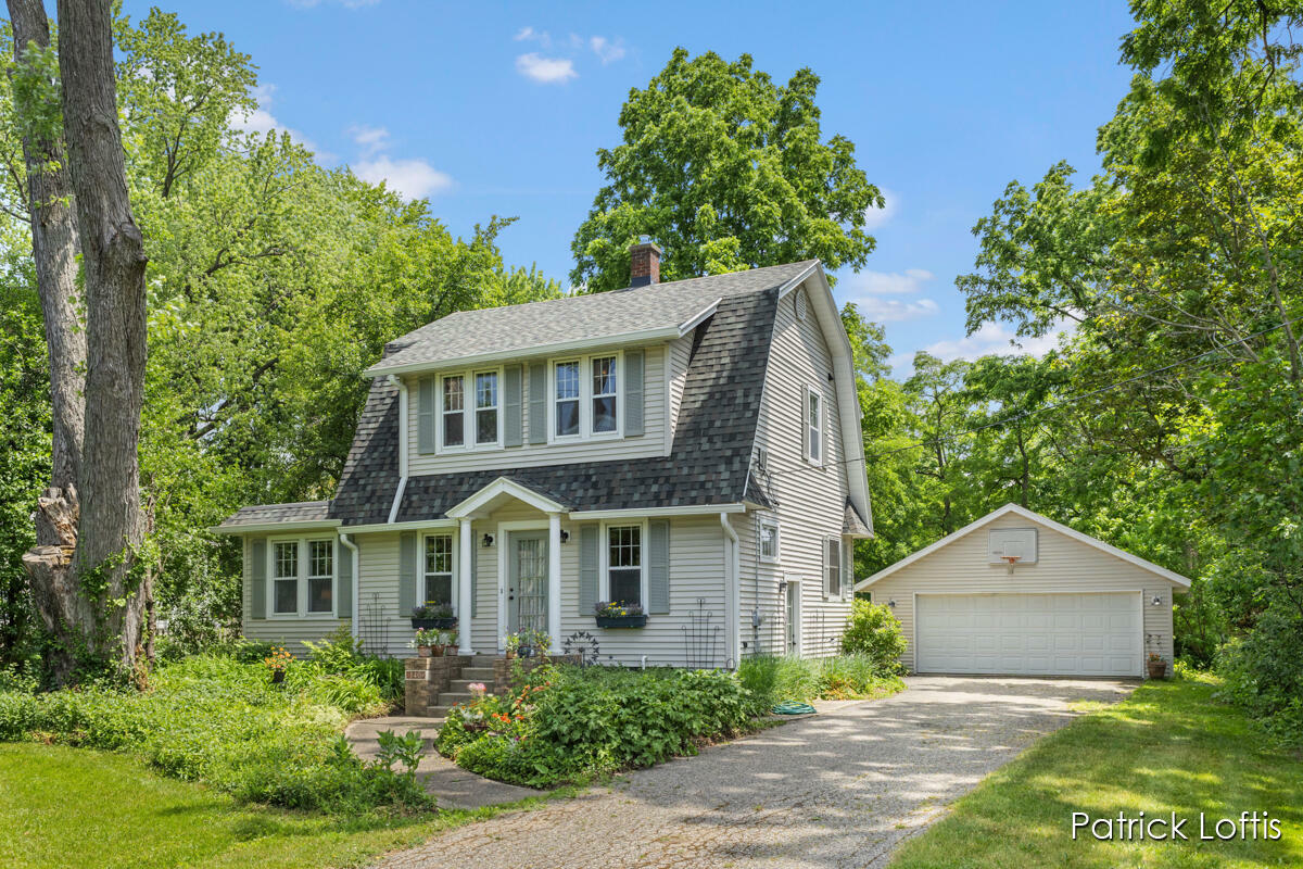 Property Photo: 140 Lakeside Drive NE MI 49503