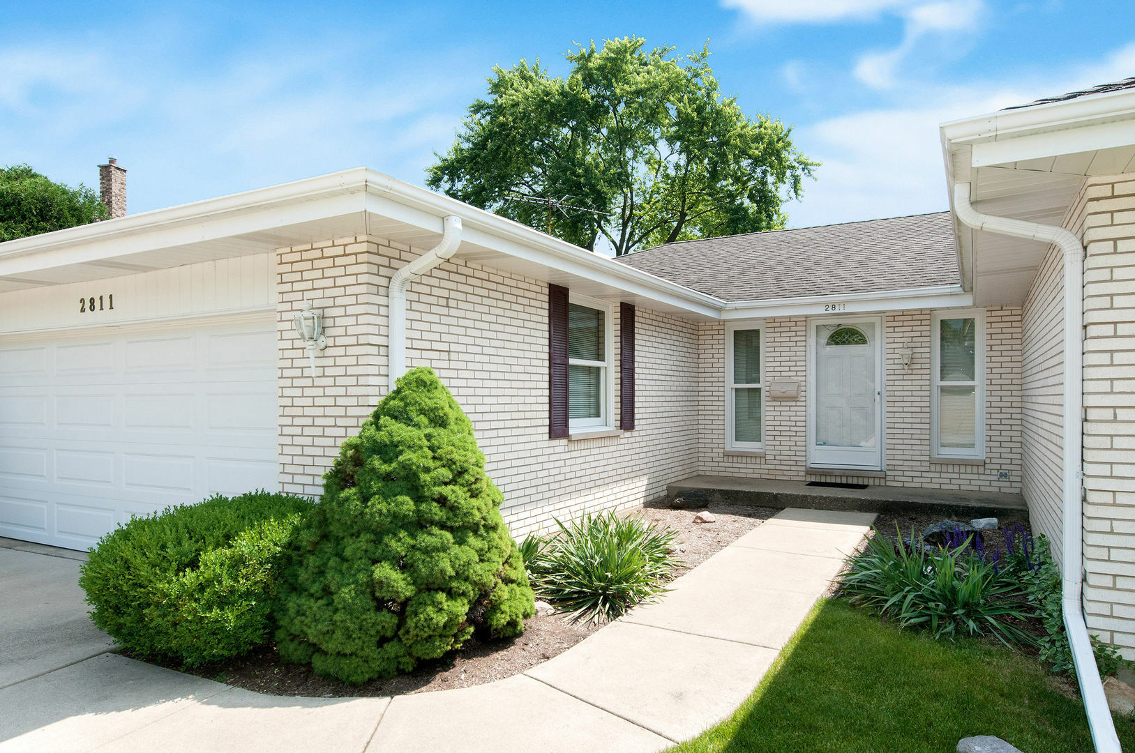 Property Photo: 2811 N Harvard Avenue IL 60004