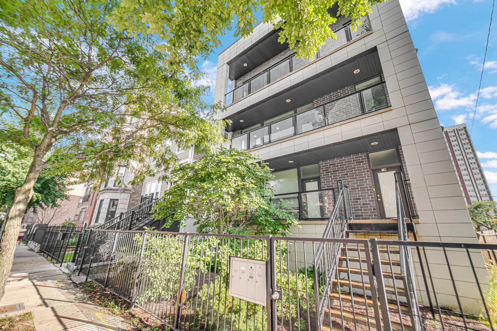 Property Photo: 1639 W Warren Boulevard 3 IL 60612