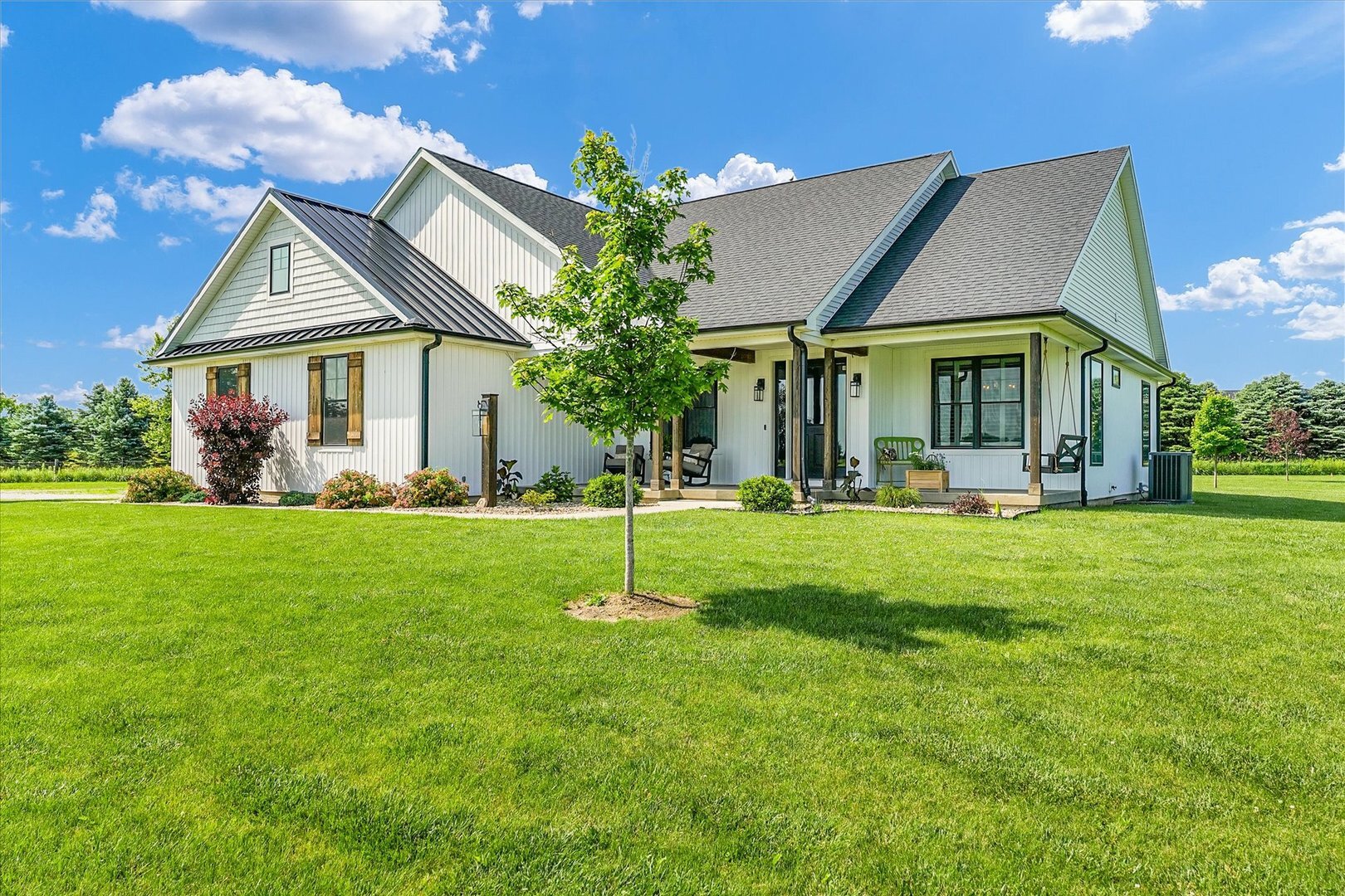 Property Photo:  619 County Road 2550 N  IL 61840 
