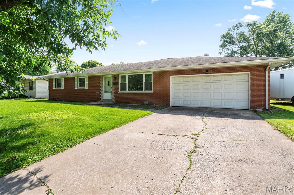Property Photo: 31 Moorland Drive IL 62040