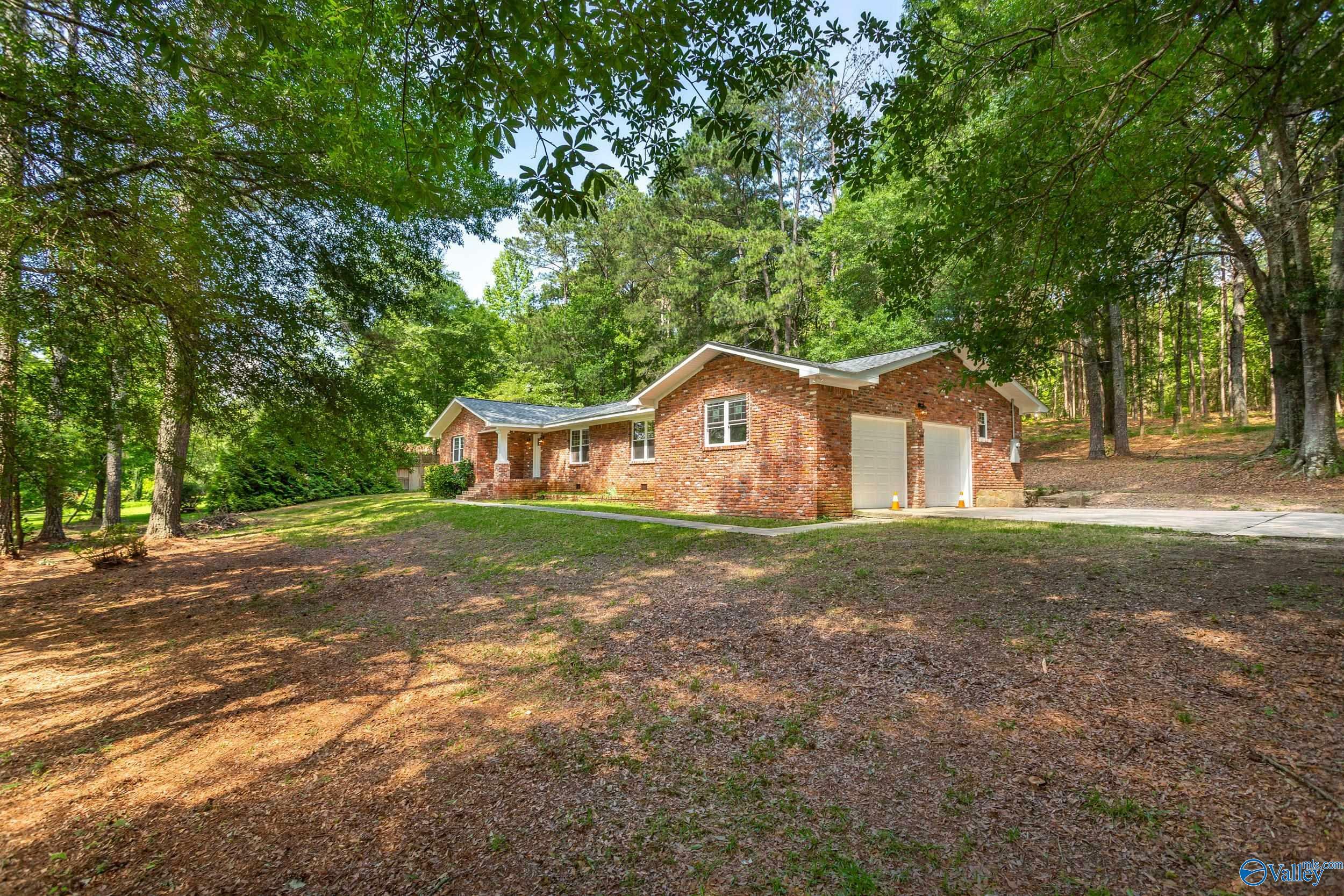 Property Photo: 2810 Mountain View Drive AL 35907
