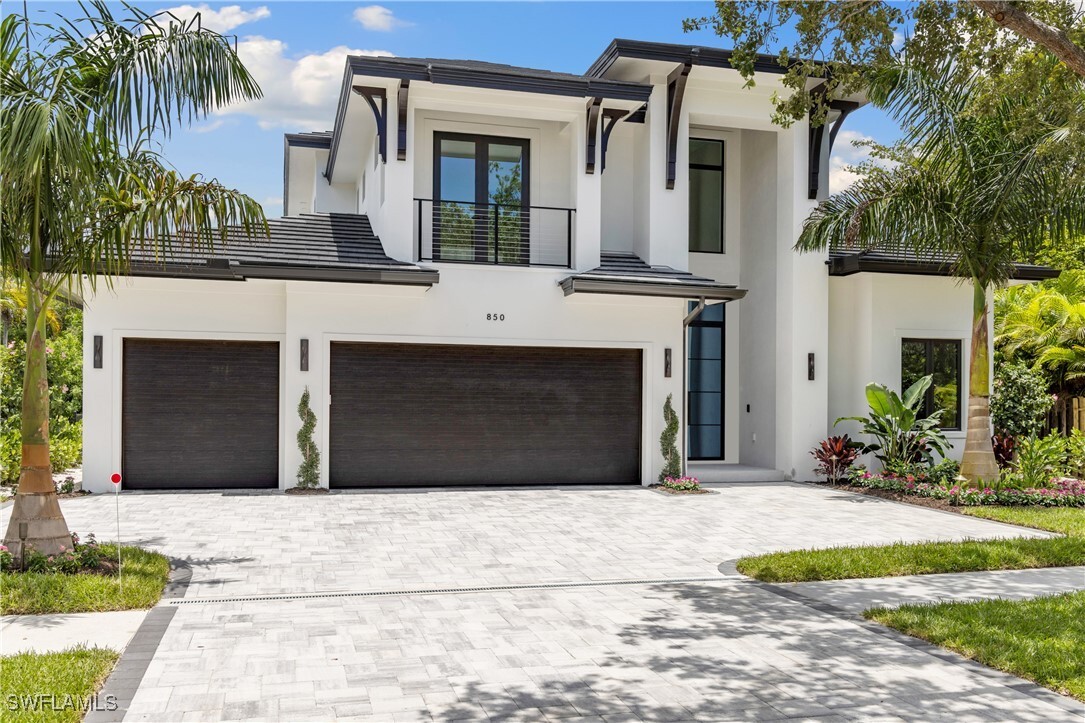 Property Photo: 850 10th Street N FL 34102