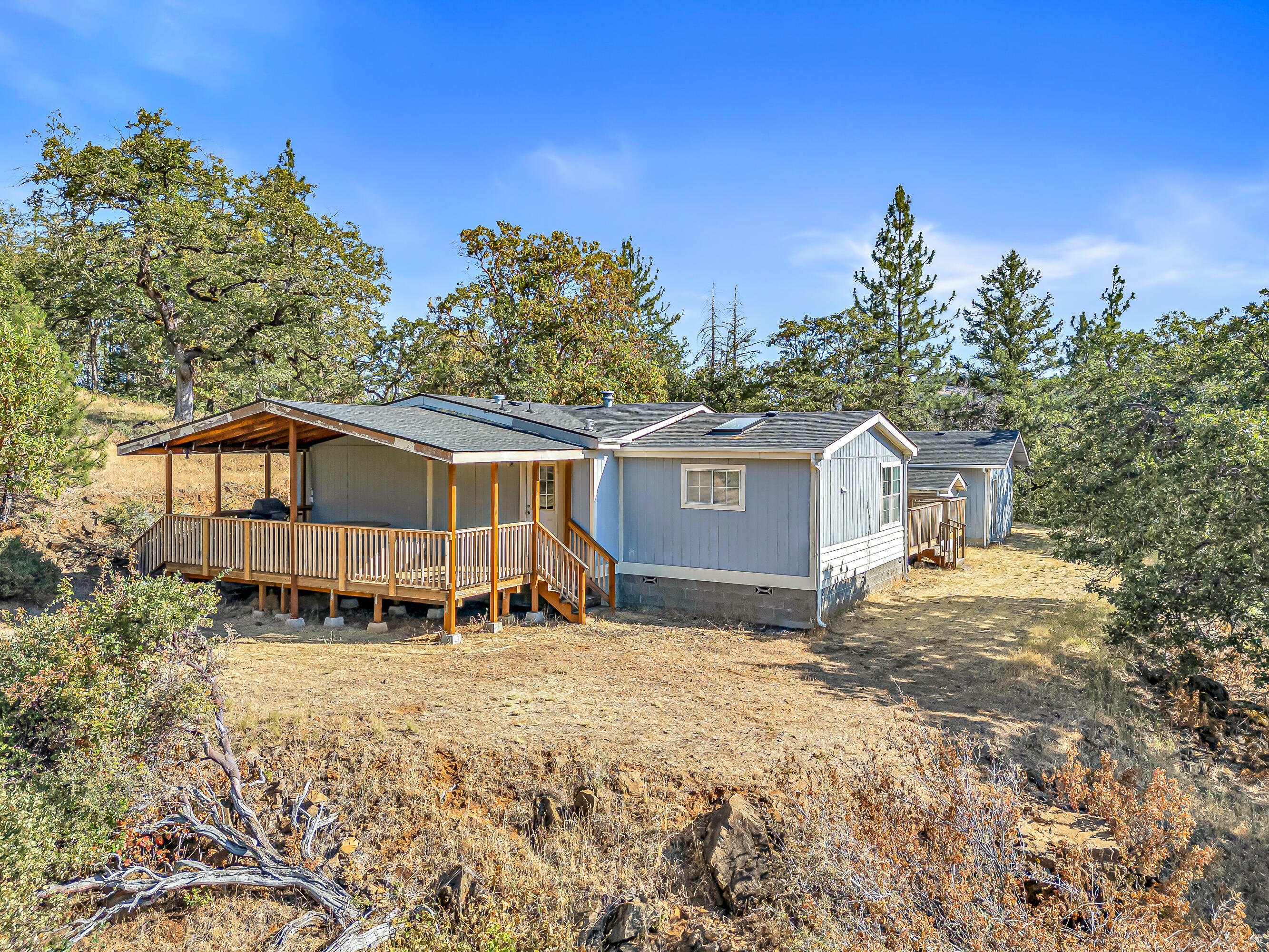 Property Photo: 7670 E Antelope Rd Road OR 97524
