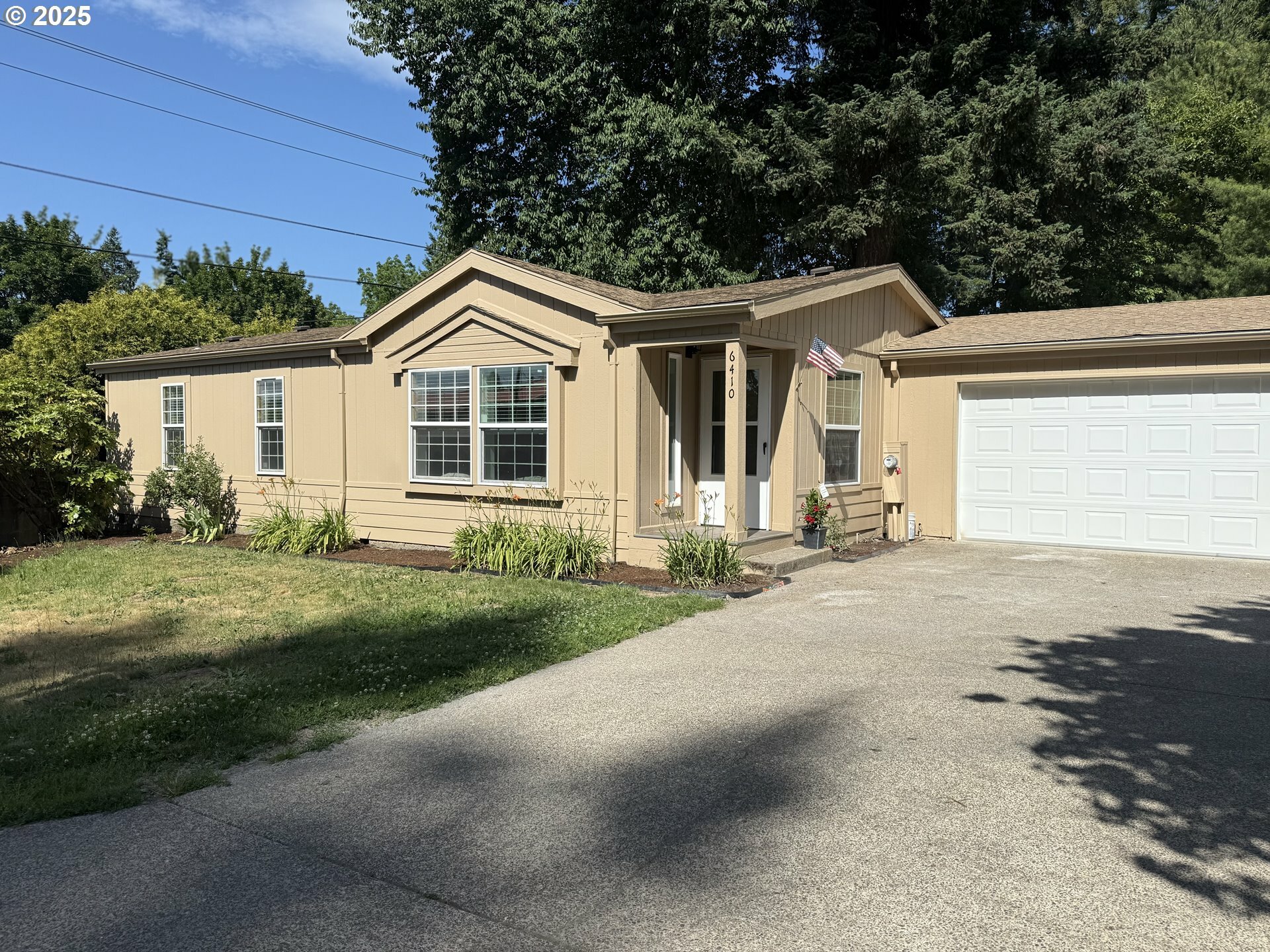 Property Photo: 6410 SE 125th Pl OR 97236