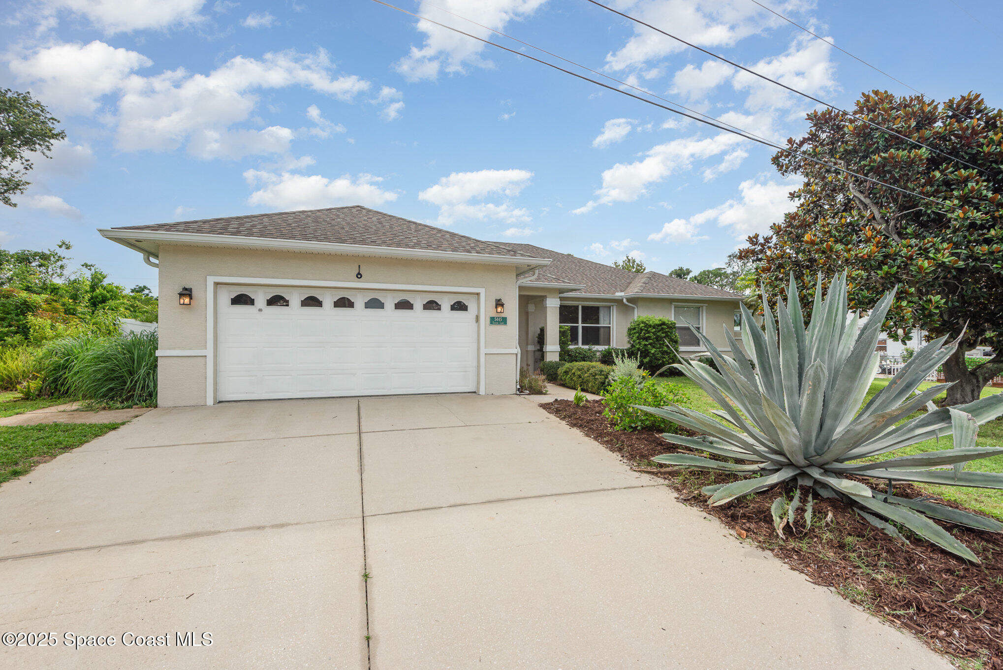 Property Photo: 5445 Turton Lane FL 32127