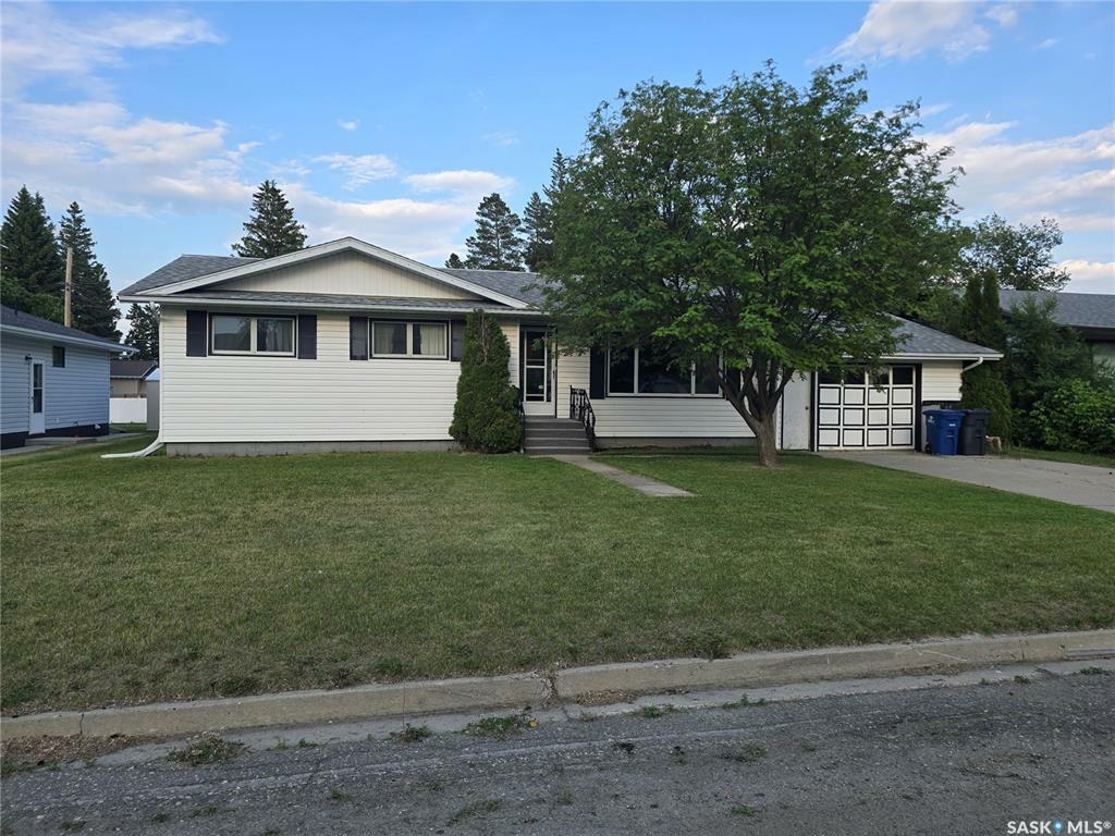 Property Photo: 212 8th Street E SK S0A 4T0